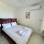 Blue Retreat By The Sea Апартаменты *