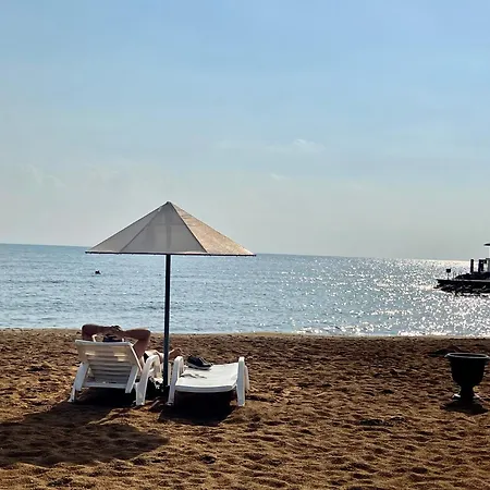 Апартаменты Retreat By The Sea